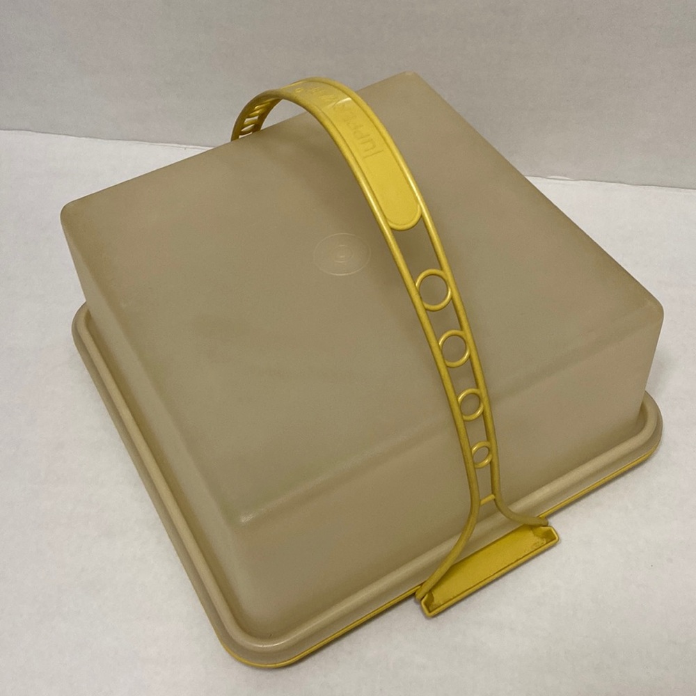 Vintage Tupperware Cake Carrier